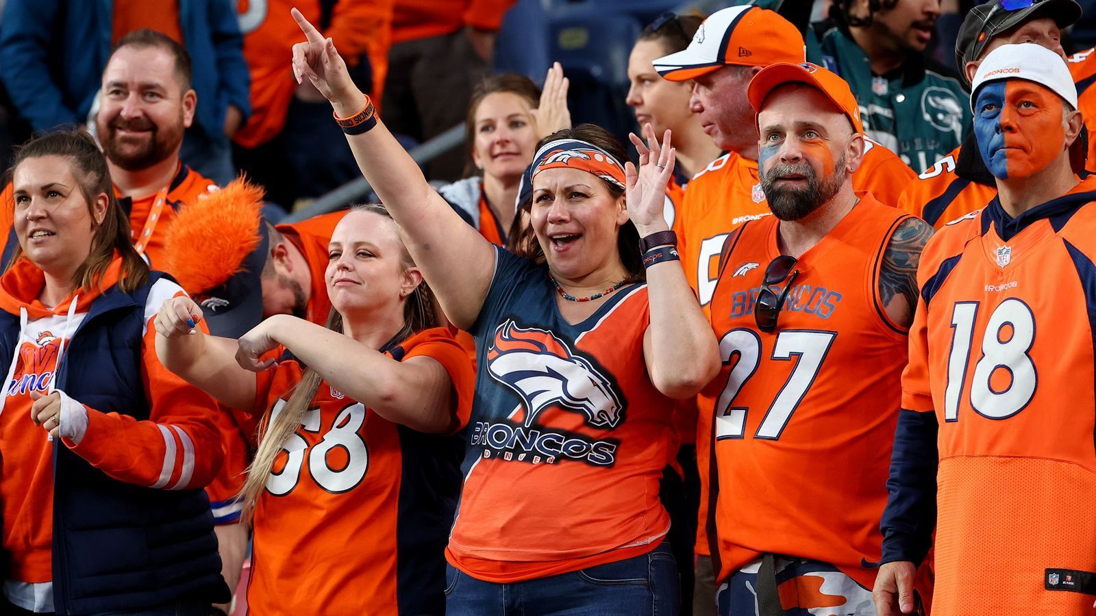 <strong>Stadionbesuch bei den Denver Broncos: 653,11 US-Dollar</strong> <br>Billigstes Ticket (vier Stück): 563,11 US-Dollar <br>Parkplatz: 40 US-Dollar <br>Bier (zwei Flaschen): 16 US-Dollar<br>Wasser (zwei Flaschen): 10 US-Dollar <br>Hot Dogs (vier Stück): 24 US-Dollar