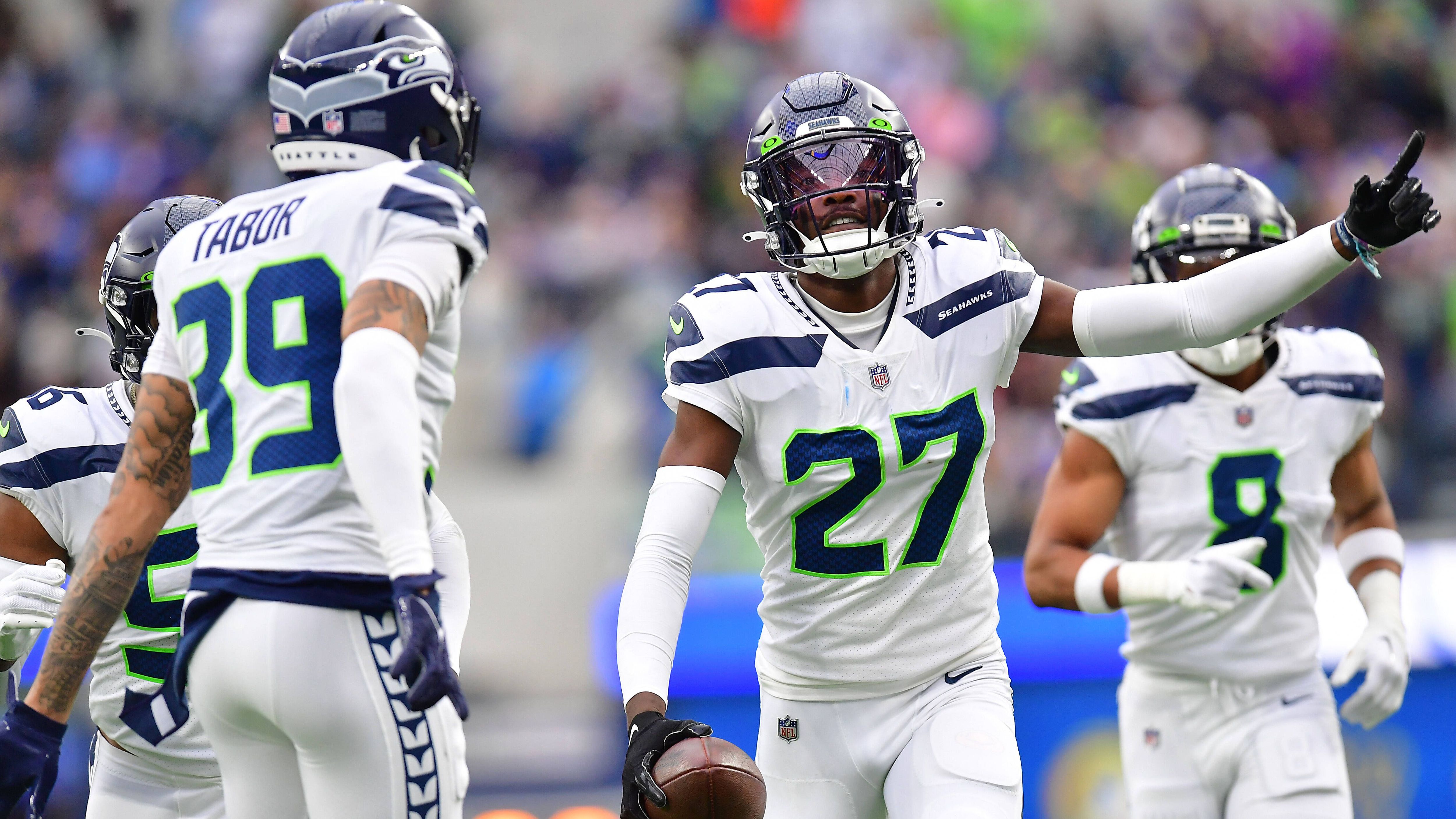 <strong>Platz 24: Seattle Seahawks<br></strong>Die Defensive der Seahawks geriet in vielen Partien ins Hintertreffen, entsprechend groß sah der Umbruch in der Offseason aus. Head Coach Mike Macdonald, der vorher sehr gute Arbeit als Defensiv-Koordinator der Ravens verrichtete, dürfte einige neue Ansätze mitbringen. Wie schnell er den Turnaround schafft, bleibt allerdings abzuwarten.&nbsp;