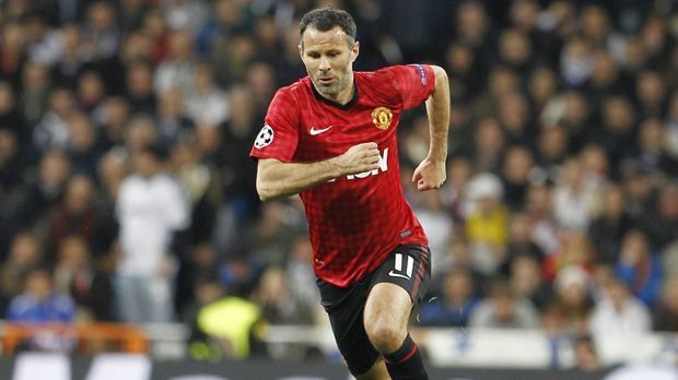 
                <strong>Mittelfeld: Ryan Giggs</strong><br>
                Der nächste aus der legendären Klasse von 1992 um Beckham, Giggs und Co.  Der 44-Jährige spielte, klar, wie auch Neville und Scholes während seiner Karriere nur für Manchester United, von 1987 bis 2014.
              