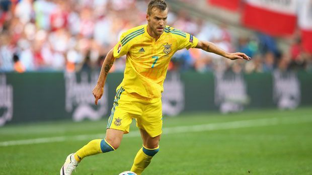 
                <strong>Seit 2009 für die Nationalmannschaft der Ukraine</strong><br>
                Im Jahr 2009 wurde Andrej Yarmolenko erstmal in das Aufgebot der ukrainischen Nationalmannschaft berufen. Seitdem bestritt er 69 Länderspiele und schoss dabei 29 Tore. Der heute 27-Jährige bestritt jeweils alle drei Gruppenspiele der Europameisterschaften 2012 und 2016. Meist spielt er auch bei Länderspielen auf Rechtsaußen, seltener bedient er den linken Flügel.
              