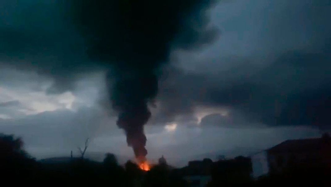 Das Bild zeigt aufsteigenden Rauch nach der Explosion eines Tanklagers in der Nähe von Stepanakert.