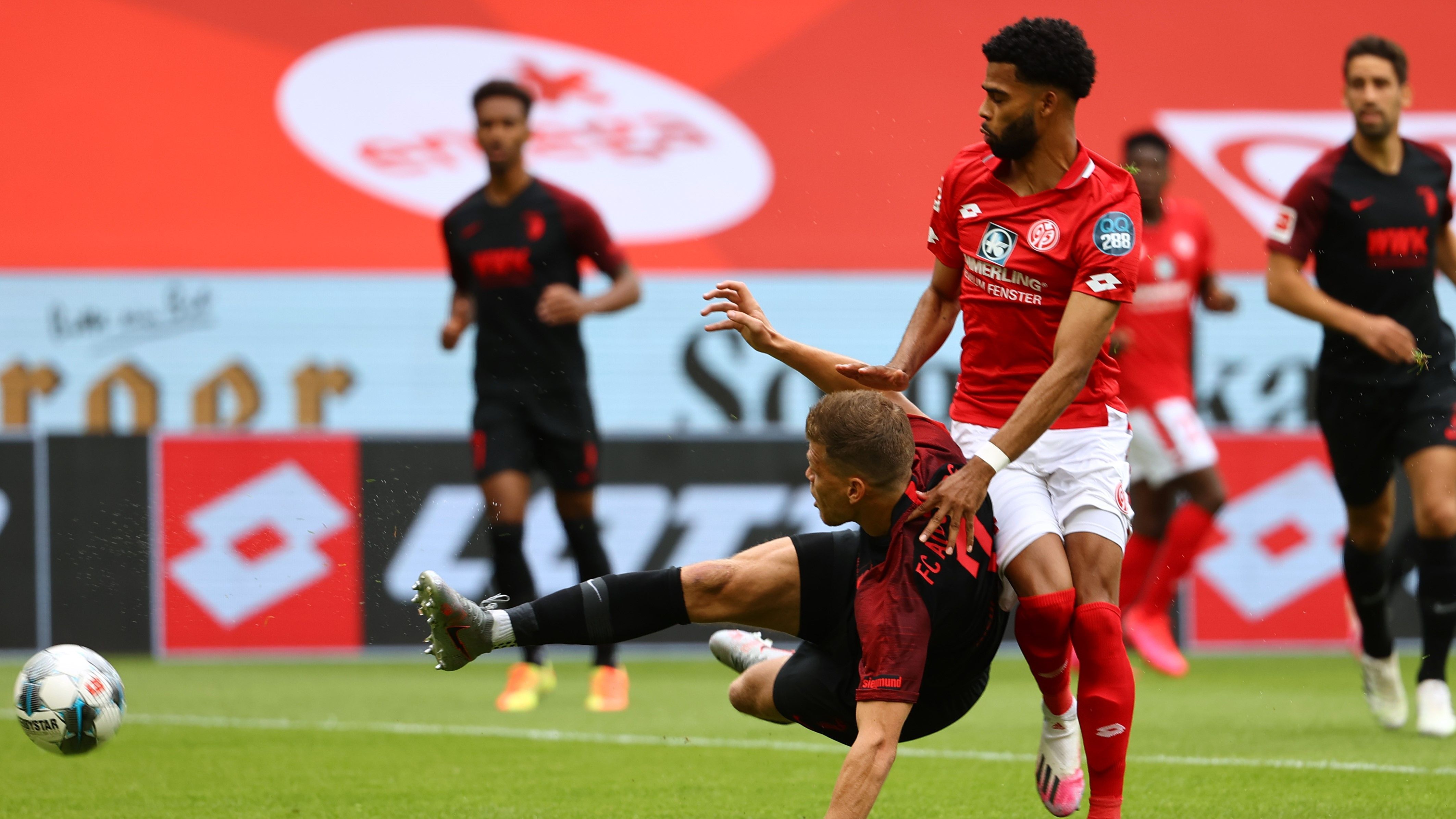 
                <strong>Augsburgs Niederlechner stellt Frühstarter-Rekord ein</strong><br>
                Gegen den FSV Mainz 05 ist der FC Augsburg bereits nach 43 Sekunden durch Florian Niederlechner in Führung gegangen. Für die Schwaben ist das der dritte Treffer in der ersten Minute innerhalb einer Saison. Zuvor schaffte es Marco Richter gegen den FC Bayern (2:2) und ebenfalls Niederlechner gegen Borussia Dortmund (1:5) in der Saison 2019/20 innerhalb der ersten 60 Sekunden einzunetzen. Damit stellen die Augsburger einen Bundesliga-Rekord ein. Zuvor schafften das nur der MSV Duisburg 1974/75 und der 1. FC Saarbrücken 1985/86. (Quelle: Opta)
              