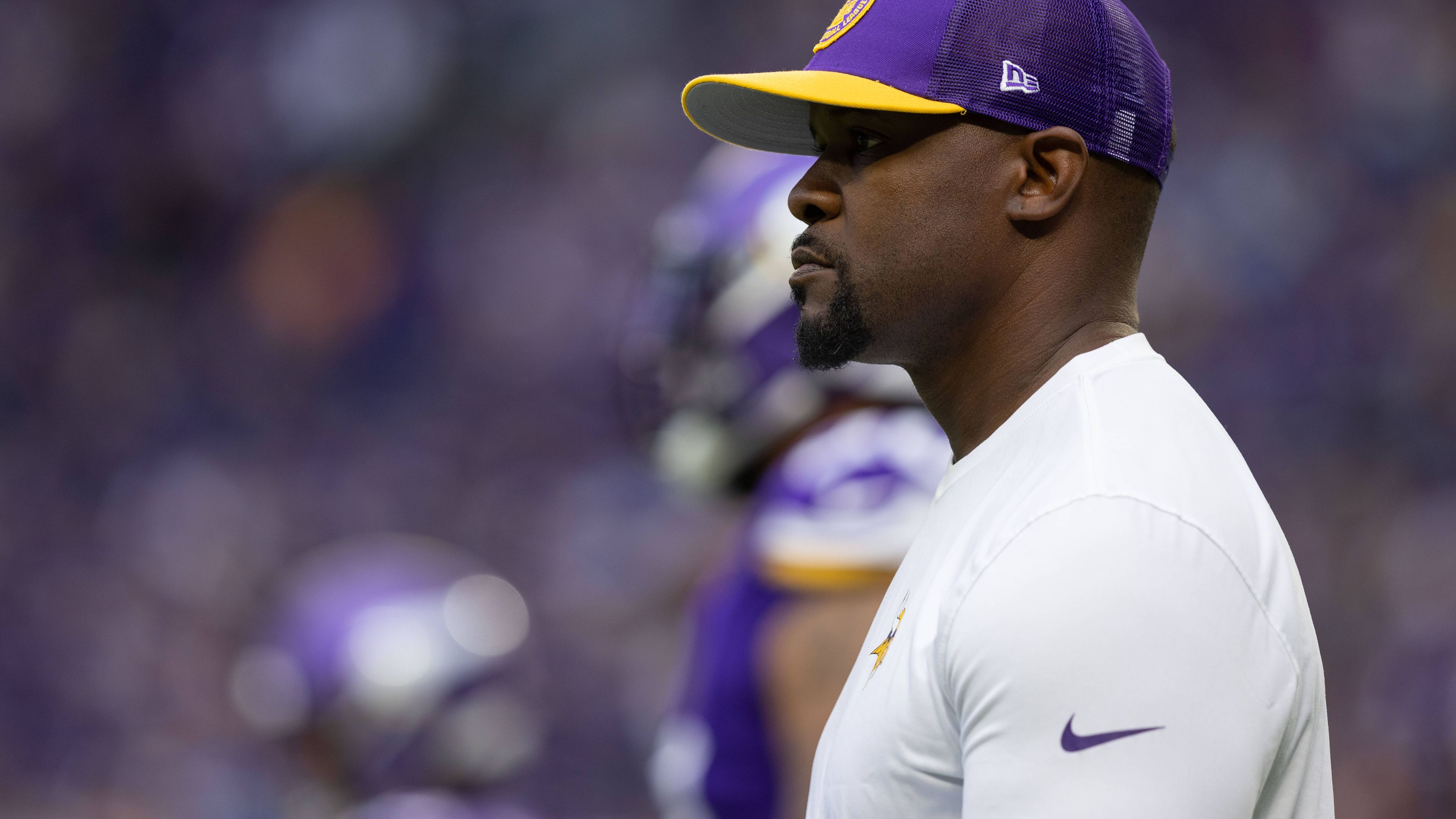 <strong>Brian Flores (Defensive Coordinator, Minnesota Vikings)</strong><br>Als Head Coach der Miami Dolphins war Flores mäßig erfolgreich, verbuchte in den Spielzeiten 2020 und 2021 zwar positive Bilanzen, verpasste aber stets den Sprung in die Playoffs und wurde nach drei Jahren entlassen. Als Defensive Coordinator verbesserte er nun eine schwächelnde Verteidigung. Ob ihn dies für die Seahawks interessant macht?&nbsp;