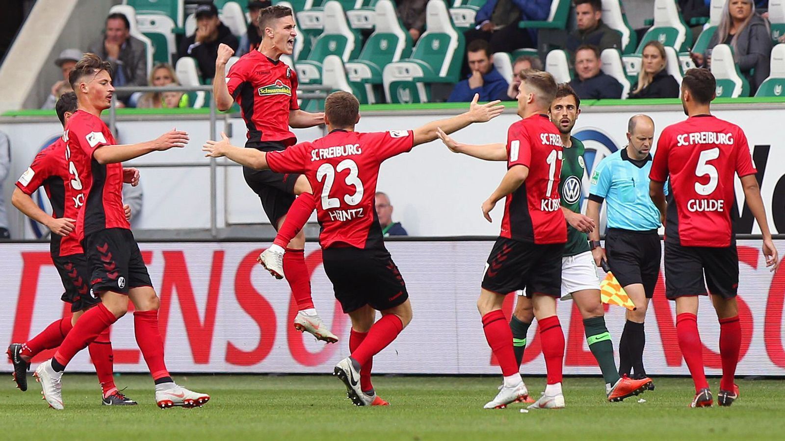 
                <strong>Sallais unglaubliches Bundesliga-Debüt für Freiburg</strong><br>
                Am 22. September 2018 schlug die große Stunde von Freiburgs Last-Minute-Neuzugang Roland Sallai (Mi.). Der Ungar feierte beim 3:1-Sieg in Wolfsburg sein Debüt - und was für eines! Zunächst traf er erstmals, holte dann einen Elfmeter für den Sport-Club heraus, sah Gelb und wurde noch vor der Pause, in der 41. Minute, wegen einer Verletzung wieder ausgewechselt. All das schaffte seit Beginn der Datenerhebung noch kein Spieler bei seinem Debüt innerhalb einer ersten Spielhälfte. (Quelle: optafranz/twitter)
              