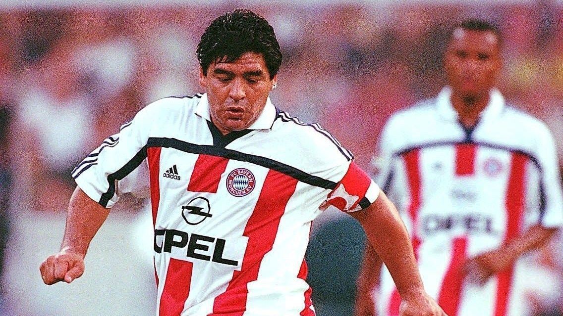 <strong>Diego Maradona (FC Bayern München)</strong><br>
                Wie Uli Hoeneß vor einigen Jahren verriet, war der FC Bayern&nbsp;in den 1980er-Jahren drauf und dran, Diego Maradona nach München zu lotsen: "Es war möglich, wir hatten sogar mit Maradonas damaligem Berater Branchini verhandelt. Wir waren schon ziemlich weit", erklärte Hoeneß. Warum der Transfer doch geplatzt ist, kann oder will er nicht mehr sagen.&nbsp;