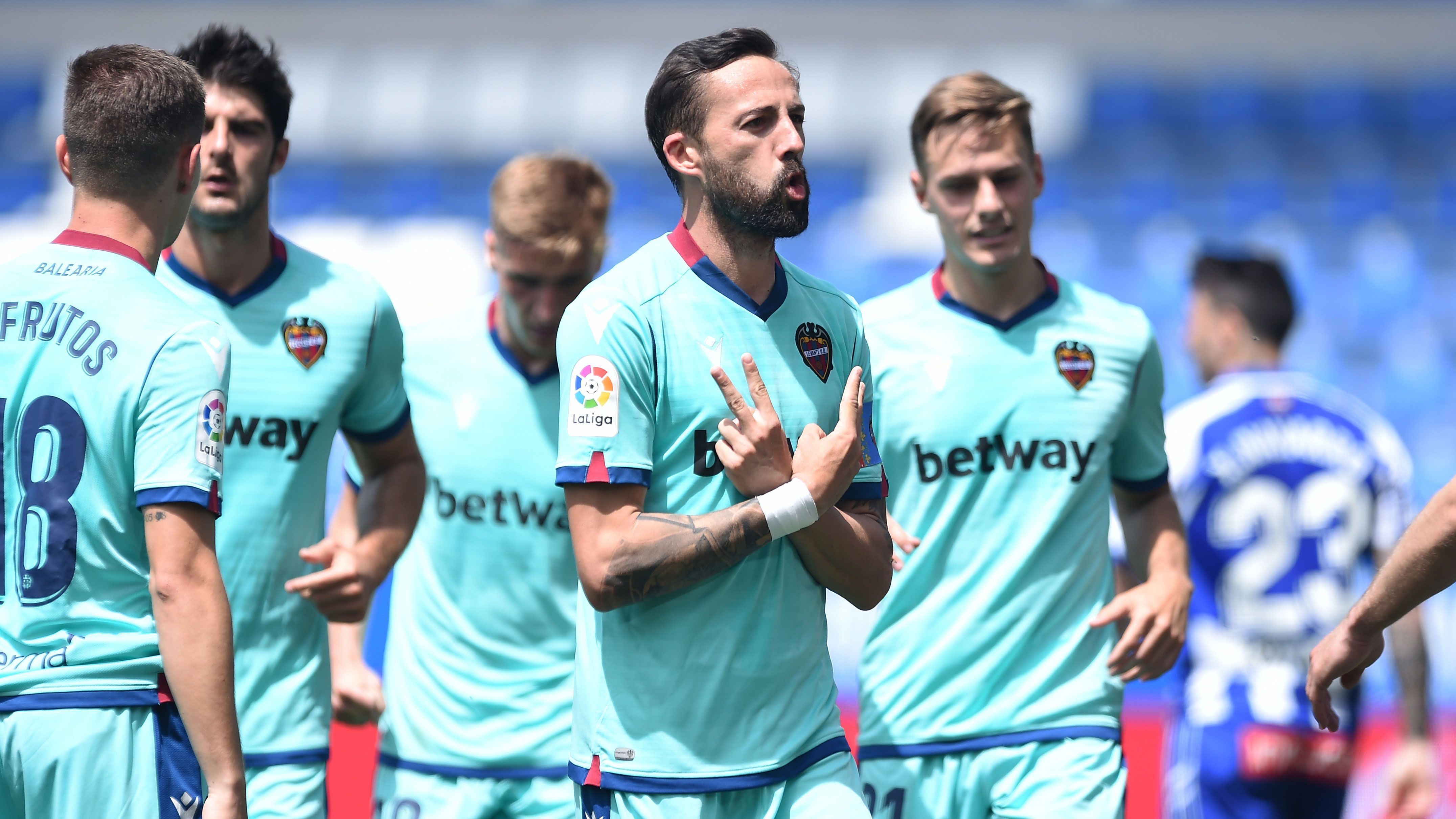 
                <strong>Platz 9: UD Levante</strong><br>
                Levante ist voll und ganz auf seine Comeback-Qualitäten angewiesen. Nach 24 Rückständen holten sich die Spanier noch vier Siege sowie sechs Unentschieden und damit 18 Punkte, die den Klassenerhalt gesichert haben. Ohne jene wäre man mit elf Punkten sogar noch unter Schalke-Niveau auf dem letzten Platz und müsste den Weg in Liga zwei antreten. Jose Luis Morales (2. v. r.) ist dabei unersetzlich für Levante und mit seinen 13 Treffern ein Grund dafür, dass die "Granotas" in diesem Ranking hier auftauchen. 
              