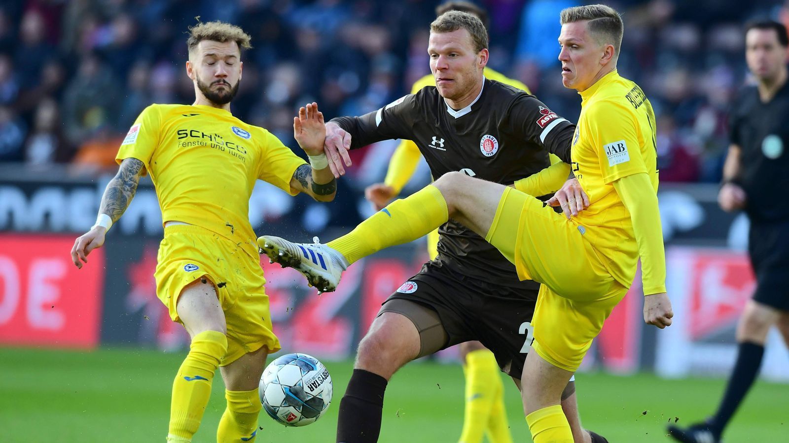 
                <strong>Das Wiedersehen: Arminia Bielefeld gegen FC St. Pauli</strong><br>
                Der ehemalige Bielefelder Marcel Hartel (l.) steht mittlerweile beim FC St. Pauli unter Vertrag. In der Zweitliga-Saison 2019/2020 reichte es für ihn und die Arminia trotz lediglich einem Punkt in den beiden Spielen gegen die Hamburger zum Aufstieg in die Bundesliga. Nun steht der Offensivmann erneut bei einem Aufstiegsaspiranten im Kader und will es wie damals mit Bielefeld machen. Kommt es für Hartel in der Relegation also zum Wiedersehen mit seinem Ex-Klub? 
              