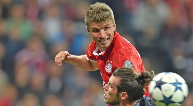 
                <strong>Thomas Müller (FC Bayern München)</strong><br>
                Immer bemüht, verpasst in der 39. Minute das 2:0 nachzulegen. Versucht Lewandowski-like sich zu drehen. Klappt nicht ganz. Hat weiterhin das Pech an den Schuhen. Wird kurz nach dem Ausgleich zu Unrecht wegen Abseits zurückgepfiffen. Macht in der 81. Platz für Coman. ran-Note: 3
              