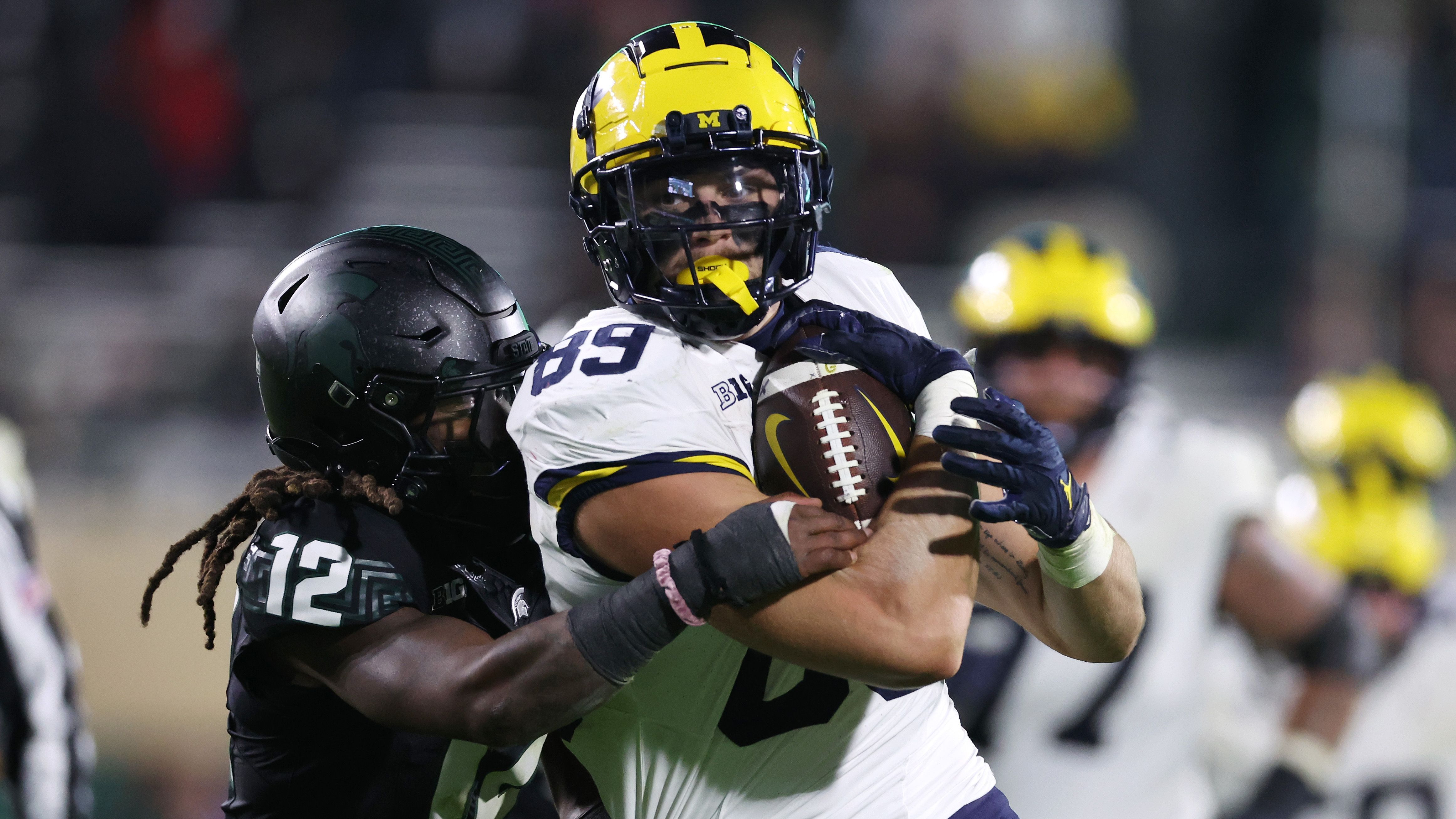 <strong>10. Platz: AJ Barner - Stärken<br></strong>Der 21-Jährige hat mit rund zwei Metern Körpergröße und einem Gewicht von 115 Kilogramm die idealen Maße für einen Tight End. Seine Größe kann er regelmäßig ausspielen und verlässlich Bälle aus dem dritten Stock pflücken. Außerdem besticht er durch seine Blockarbeit. Er überzeugt dabei als Pass- und Laufblocker mit viel Physis und Einsatzfreude.&nbsp;