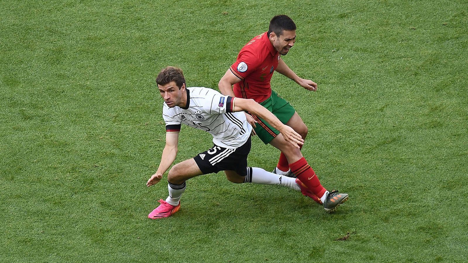 
                <strong>Thomas Müller</strong><br>
                Der ständige Unruheherd in der deutschen Offensive. Ist mal hier, mal dort zu finden. Fordert Bälle, dirigiert seine Nebenleute und ist deswegen so wichtig für diese Mannschaft. Im Abschluss leider an diesem Abend nicht mit so viel Glück ausgestattet. Dennoch eine richtig ordentliche Leistung des Bajuwaren. ran-Note: 3
              