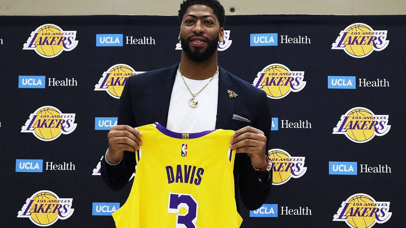 
                <strong>Anthony Davis vs. Zion Williamson</strong><br>
                Fraglich, ob Anthony Davis ebenfalls positiv bei seiner Heimkehr in New Orleans empfangen wird. Die Los Angeles Lakers sind nach dem von Anthony Davis erzwungenen Trade am 27. November im Smothie King Center zu Gast. Am gleichen Tag gibt es in Boston ebenfalls ein brisantes Duell ...
              