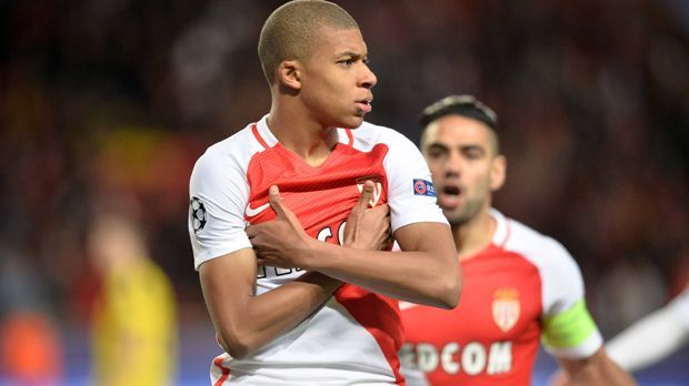 
                <strong>Kylian Mbappe (AS Monaco)</strong><br>
                Im Ligue-1-Team der Saison darf einer nicht fehlen: Kylian Mbappe ist der Shootingstar in der französischen Liga. Borussia Dortmund musste sich durch drei Treffer im Champions-League-Viertelfinale von den Künsten des 18-Jährigen überzeugen. Erst in der zweiten Saisonhälfte dreht der Stürmer auf, trifft bei 27 Einsätzen 14 Mal. Das beschert ihm auch die Auszeichnung als bester junger Spieler des Jahres in Frankreich. 
              