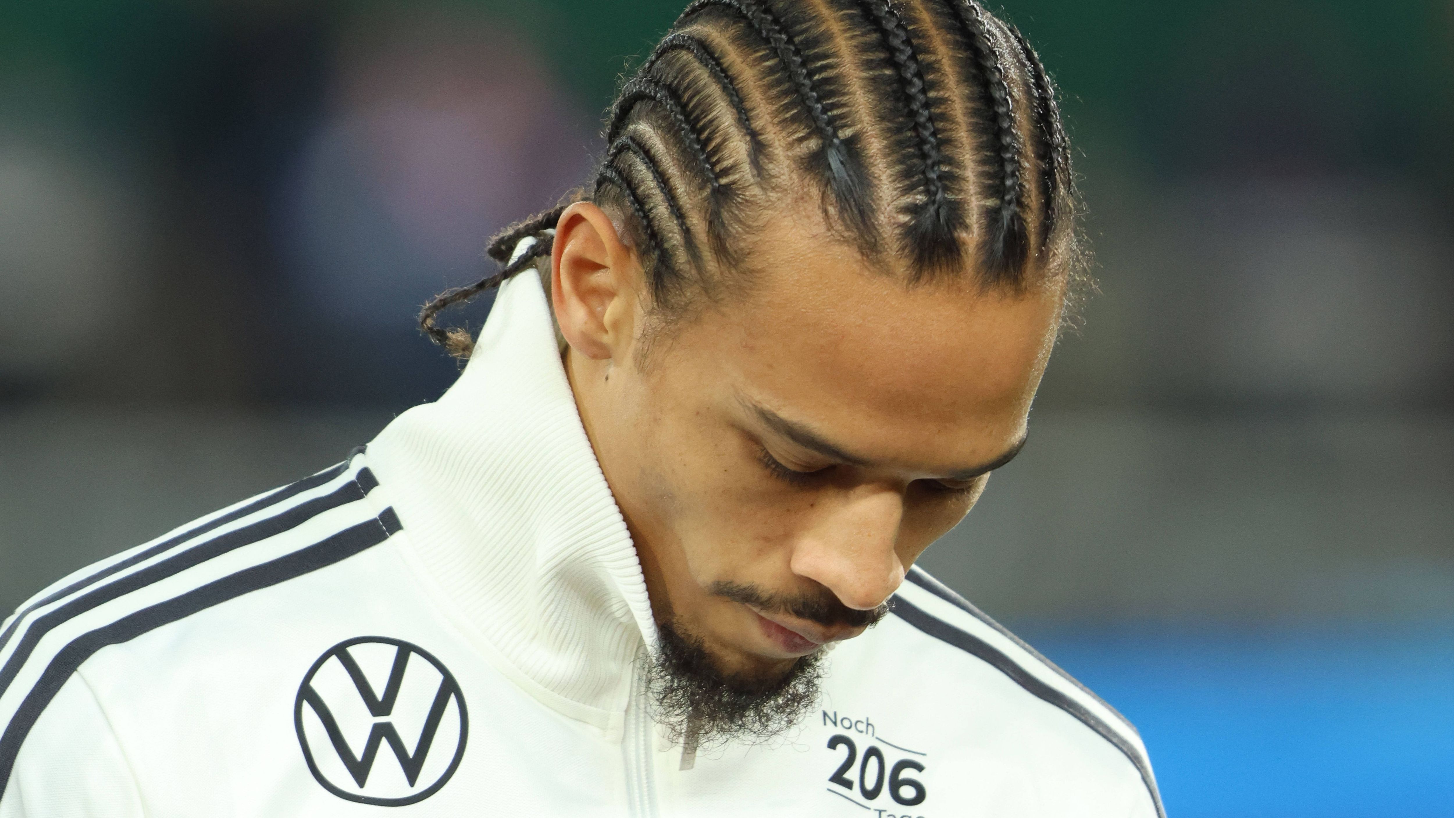 <strong>Härtefall Nr. 2: Leroy Sane</strong> <br>...Er ist das erwähnte Musiala-Opfer. Der Außenstürmer des FC Bayern wird im Zuge des Kroos-Comebacks ebenfalls auf die Bank verdrängt, Wirtz und Musiala haben die Nase vorn.