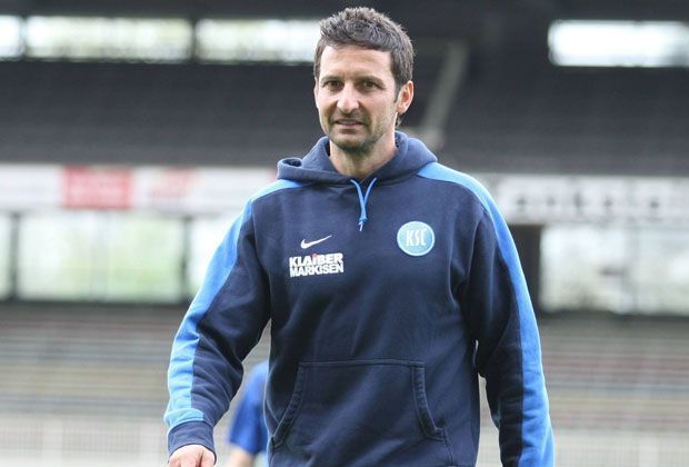 
                <strong>Das ist HSV-Coach Josef "Joe" Zinnbauer</strong><br>
                Mit der zweiten Mannschaft des Karlsruher SC wurde Zinnbauer 2011/12 am Ende der Saison Fünfter in der Regionalliga Süd. Die nächsten beiden Spielzeiten coachte er den KSC-Nachwuchs dann in der Oberliga.
              