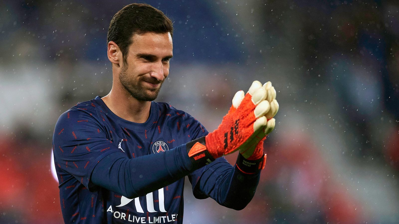 
                <strong>Sergio Rico (Paris St. Germain)</strong><br>
                Falls es mit Navas nicht klappt, wie wäre es dann mit der Nummer drei von PSG? Diese Rolle bei den Franzosen füllt Sergio Rico derzeit aus und dürfte damit alles andere als glücklich sein. Der 29-Jährige verfügt bereits über viel Erfahrung aus Engagements in Sevilla, Fulham oder auf Mallorca, spielt aber bei PSG - wie auch Navas - aktuell keine Rolle. Beim noch bis 2024 an den Ligue-1-Krösus gebundenen Rico wäre daher ein möglicher Transfer nach München wohl eher denkbar als jener von Navas. 
              