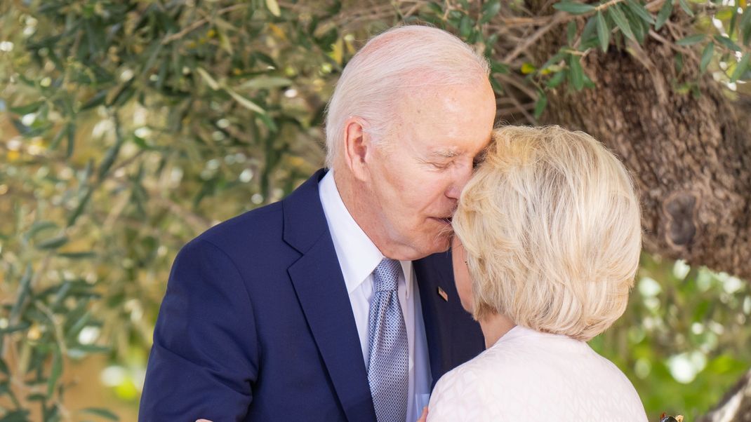 US-Präsident Joe Biden (r.) gratulierte EU-Kommissionspräsidentin Ursula von der Leyen (l.) am Telefon.