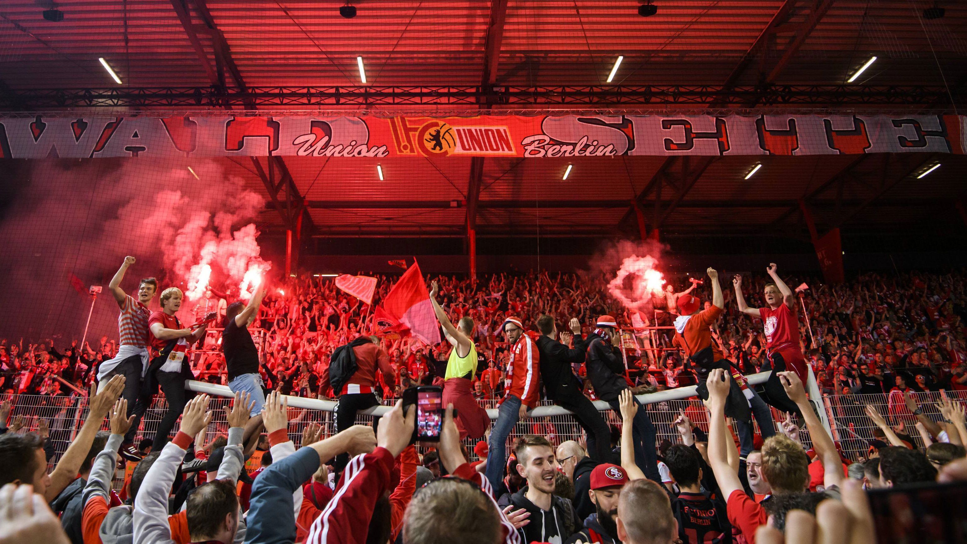 
                <strong>Ein Tag für die Geschichtsbücher</strong><br>
                Union beendete die Zweitliga-Saison auf Rang drei. So mussten die Köpenicker in die Relegation gegen den VfB Stuttgart. Nach 2:2 im Hin- und 0:0 im Rückspiel stieg der 1. FC Union Berlin nach Auswärtstorregel am 27. Mai 2019 in die Bundesliga auf - ganz Köpenick feierte den ersten Bundesliga-Aufstieg der Vereinshistorie.
              