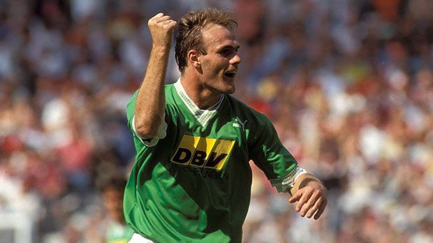 
                <strong>Bernd Hobsch (Werder Bremen) - 16. September 1993</strong><br>
                Bernd Hobsch von Werder Bremen war der erste Deutsche, der einen Hattrick in der Champions League erzielte. Der Mittelstürmer schnürte den Dreierpack beim 5:2 der Bremer über Dinamo Minsk im Hinspiel der ersten Runde. Die anderen beiden Treffer steuerte Wynton Rufer bei. Trainer der Werderaner war damals Otto Rehhagel. In der Saison 1993/94 war der Modus noch ein anderer: Nach zwei K.o.-Runden wurden die verbleibenden acht Mannschaften auf zwei Gruppen verteilt, die Gruppensieger und -zweiten qualifizierten sich fürs Halbfinale. Bremen scheiterte in Gruppe B knapp am AC Mailand und dem FC Porto.
              