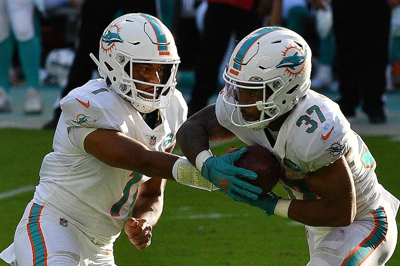 
                <strong>Gewinner: Miami Dolphins</strong><br>
                Der Saisonstart war für die Miami Dolphins keine erfreuliche Sache. In vier Spielen setzte es drei Pleiten, doch das Blatt wendet sich. Die Los Angeles Rams mussten am vergangenen Wochenende richtig leiden. Miami zeigte sich in jedem Mannschaftsteil deutlich verbessert und konnte sogar vier Turnover kreieren. Und sogar Tua Tagovailoa gab sein Debüt, wenn auch noch ein wenig zurückhaltend. Mit zuletzt drei Siegen in Folge steht das Team in der AFC East auf Rang zwei.
              