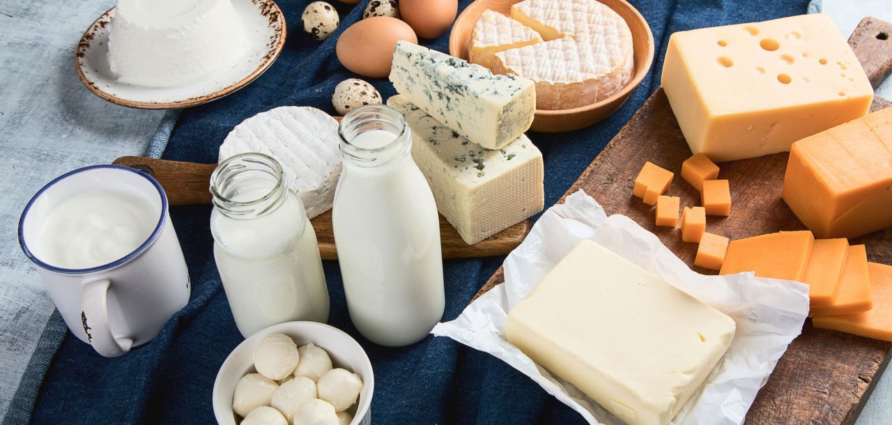 Vegetarier können tierische Lebensmittel wie Milch, Eier und Käse essen, um ihren Vitamin B12 Bedarf zu decken. Veganer sind mangelgefährdet, wenn sie das Vitamin nicht durch Nahrungsergänzungsmittel zuführen.