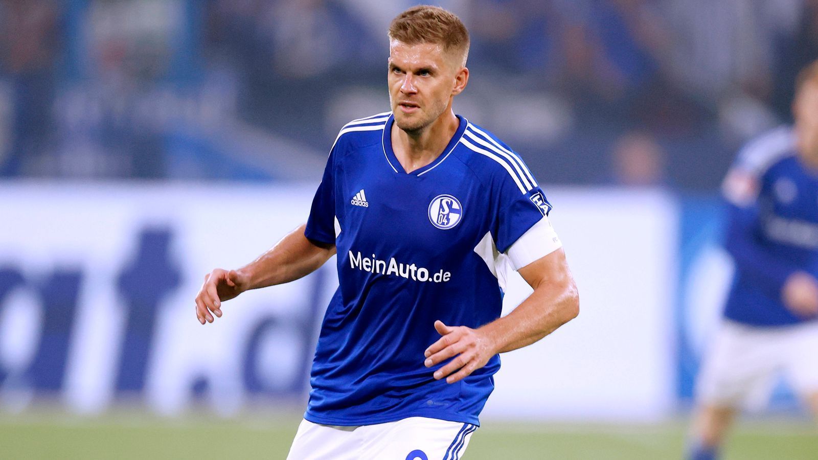 
                <strong>Simon Terodde (FC Schalke 04)</strong><br>
                Ebenfalls ein Mann der Kategorie Routine wäre Schalkes Torgarant Simon Terodde. Der 34-Jährige schoss die Gelsenkirchener in der Vorsaison zum direkten Wiederaufstieg und stand wie Götze in allen bisherigen sieben Bundesliga-Begegnungen der Saison 2022/23 auf dem Platz. Sollte es für den 1,92-Meter-Hünen Terodde wirklich mit einem WM-Ticket klappen, wäre es für ihn in Sachen Nationalmannschaft ein komplett neues Terrain. Der in Bocholt geborene Angreifer spielte nämlich auch in keiner U-Nationalmannschaft für den DFB.
              