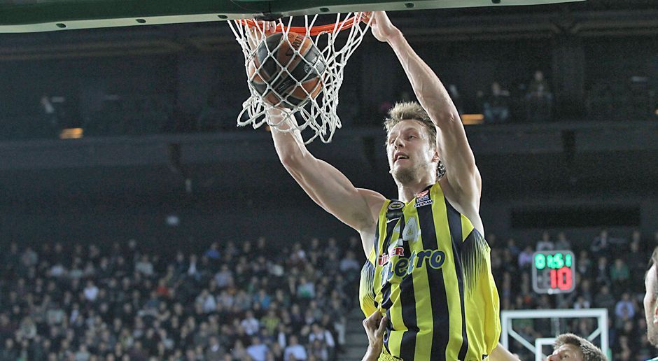 
                <strong>Jan Vesely (Fenerbahce Istanbul)</strong><br>
                Der gelernte Small Forward wurde im NBA-Draft 2011 von den Washington Wizards in der ersten Runde an sechster Stelle gewählt. Nach drei Jahren tradeten die Wizards den Tschechen zu den Denver Nuggets, was das Ende seiner NBA-Karriere bedeutete. Noch 2014 folgte der Wechsel nach Istanbul. Seitdem wurde Vesely zwei Mal zum türkischen All-Star-Game eingeladen. 
              