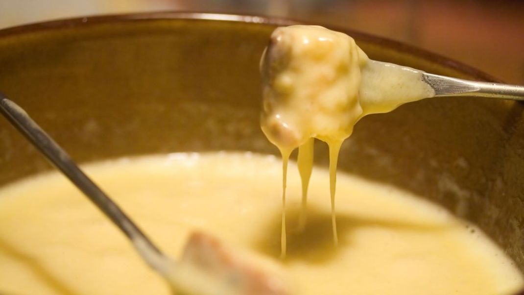 Käsefondue ist ein Schweizer Klassiker. Zu dem warmen Käse schmeckt Baguette.