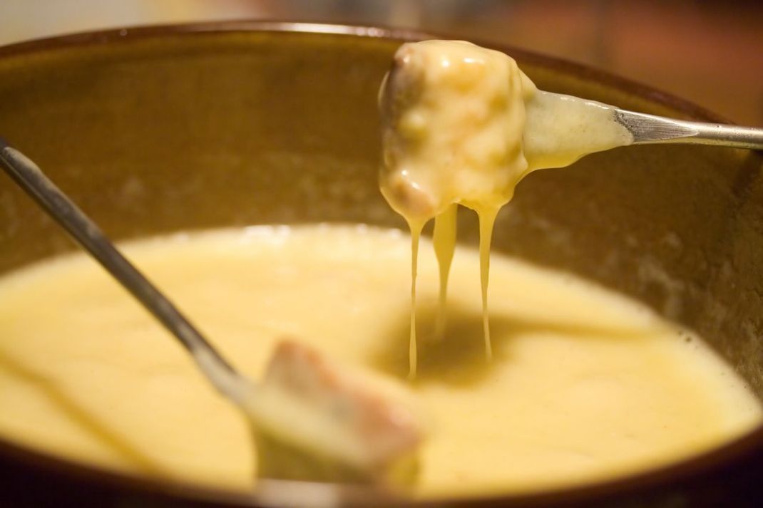 Käsefondue ist ein Schweizer Klassiker. Zu dem warmen Käse schmeckt Baguette.