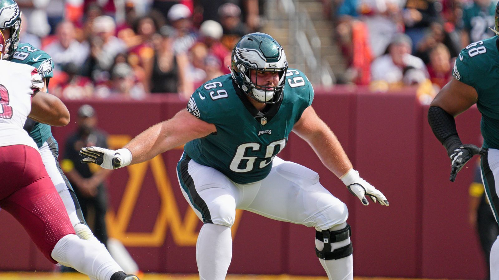 
                <strong>Landon Dickerson (Left Guard) </strong><br>
                Landon Dickerson, 37. Pick des Draft 2021, spielte sich schnell in der O-Line der Philadelphia Eagles fest. In der laufenden Saison absolvierte er als Starter 15 von 17 möglichen Regular-Season-Spielen und ist laut "Pro Football Focus" der beste Run-Blocker aller NFL-Guards 2022: Dickerson gewinnt 80 Prozent aller Duelle gegen seine Defensivspieler – der Dank: In seinem zweiten Jahr in der NFL wurde der 151 Kilogramm schwere Guard erstmals in den Pro Bowl gewählt.  
              