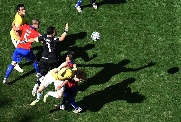 
                <strong>Brasilien vs. Chile (4:3 i.E.): Gruppenkuscheln</strong><br>
                Ist das noch Fußball oder doch schon Wrestling? Oder Gruppenkuscheln? Brasilien und Chile gönnen sich im Achtelfinale sprichwörtlich keinen Meter Platz.
              