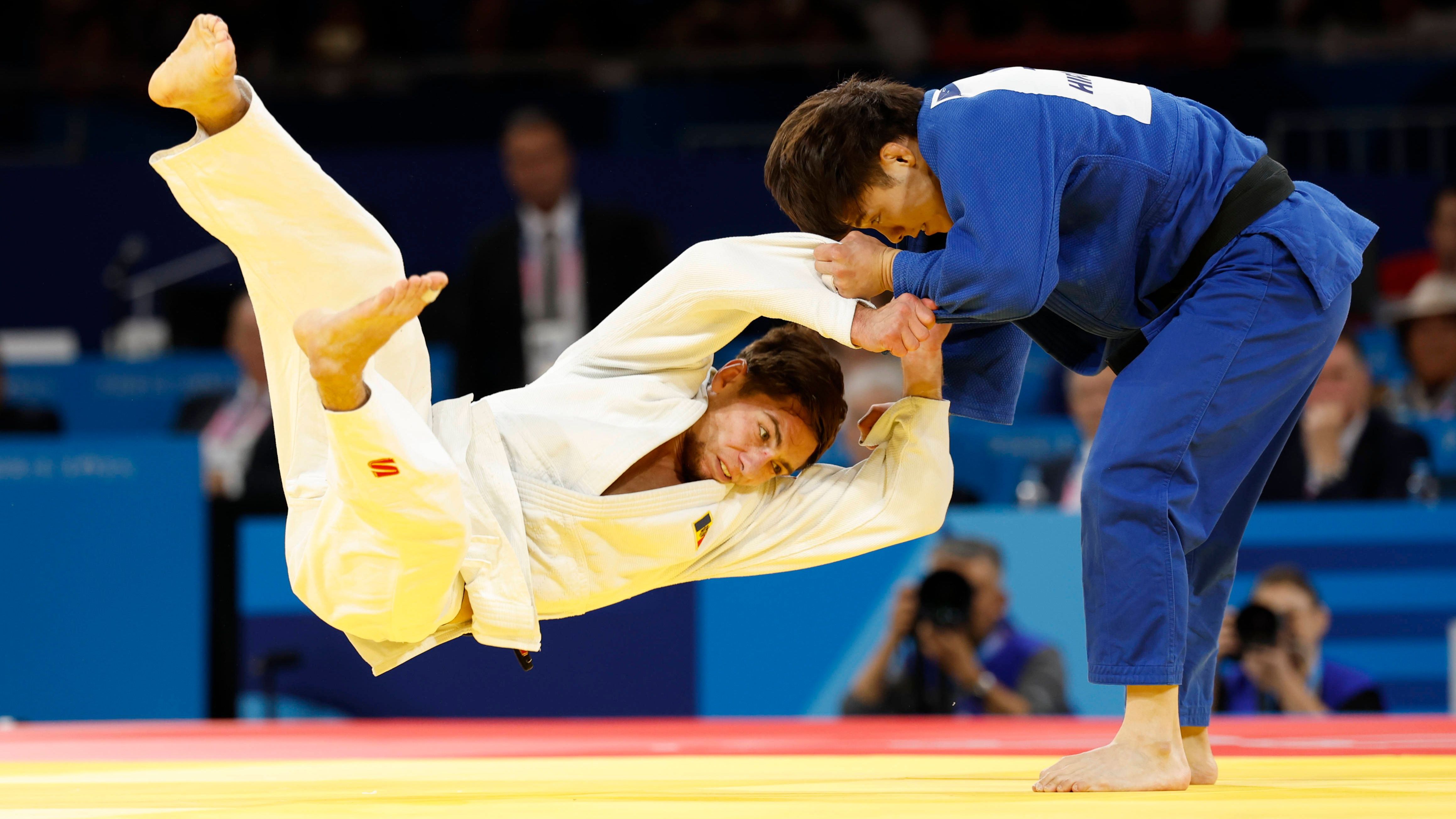 <strong>Olympia 2024: Die besten Bilder des zweiten Tages</strong><br>Der japanische Judoka Hifumi Abe setzte sich im Halbfinale gegen den Moldawier Denis Vieru durch und steht im Finale. Zuvor musste er jedoch erst durch die Luft fliegen...