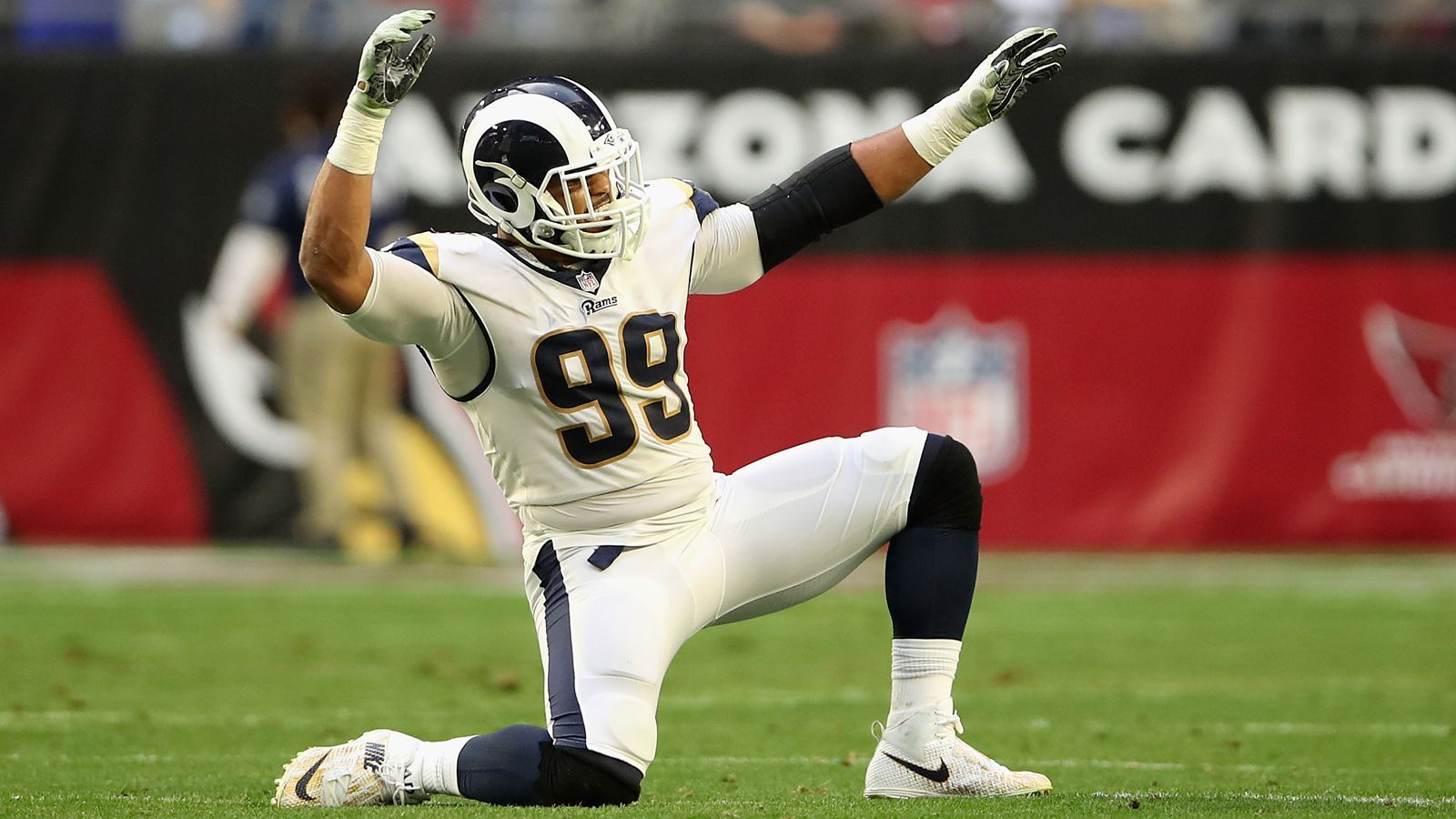 
                <strong>Sacks, wohin man schaut</strong><br>
                Neben all dem Scoring-Spektakel sorgten auch zahlreiche Defenses in der Regular Season für Furore. Defensive End Aaron Donald von den Los Angeles Rams verpasste mit 20,5 Sacks zwar knapp den All-Time-Record von Michael Strahan (22,5), steht damit aber an der Spitze eines stark Corps an Quarterback-Jägern. Neben Donald verzeichneten 20 weitere Spieler mindestens 10 Sacks, 15 sind es mit 12 oder mehr Sacks, was den dritthöchsten Wert in der 1982 offiziell eingeführten Statistik hinter 1984 mit 19 und 1983 mit 18 bedeutet.
              