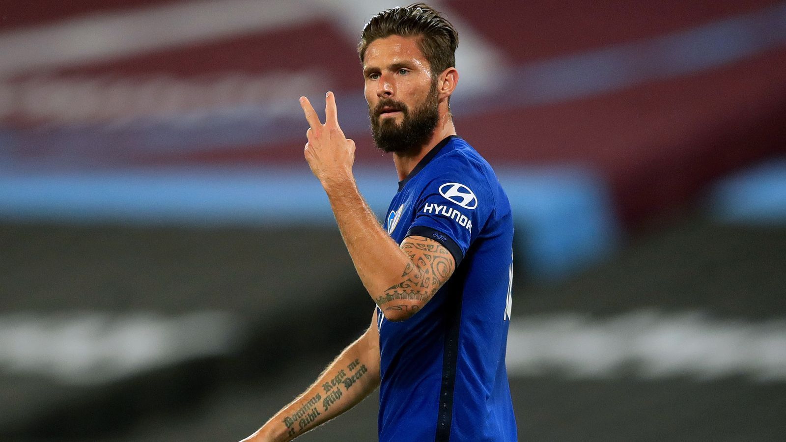 
                <strong>Olivier Giroud</strong><br>
                Seit Anfang 2018 steht der Franzose Olivier Giroud bei Chelsea unter Vertrag und nach zwei Jahren erlebt der 33-jährige Franzose seine bislang beste Phase bei den "Blues". Im Frühjahr 2020 erzielte der Weltmeister all seine acht Saisontore in der Premier League, traf zudem in fünf von sechs Begegnungen vor dem Ende der Spielzeit. So gilt der einst als Backup verpflichtete Giroud aufgrund seiner aktuellen Hochform als Hoffnungsträger auf eine Wende. Wie man gegen die Bayern trifft und gewinnt, weiß der Routinier noch aus seiner Zeit beim FC Arsenal. Im Achtelfinal-Rückspiel 2013 erzielte Giroud beim 2:0-Sieg Arsenals in München einen Treffer, die "Gunners" schieden aber wegen einer 1:3-Hinspiel-Niederlage dennoch aus. In der Gruppenphase im Herbst 2015 traf Giroud jeweils in Hin- und Rückspiel gegen den deutschen Rekordmeister.
              