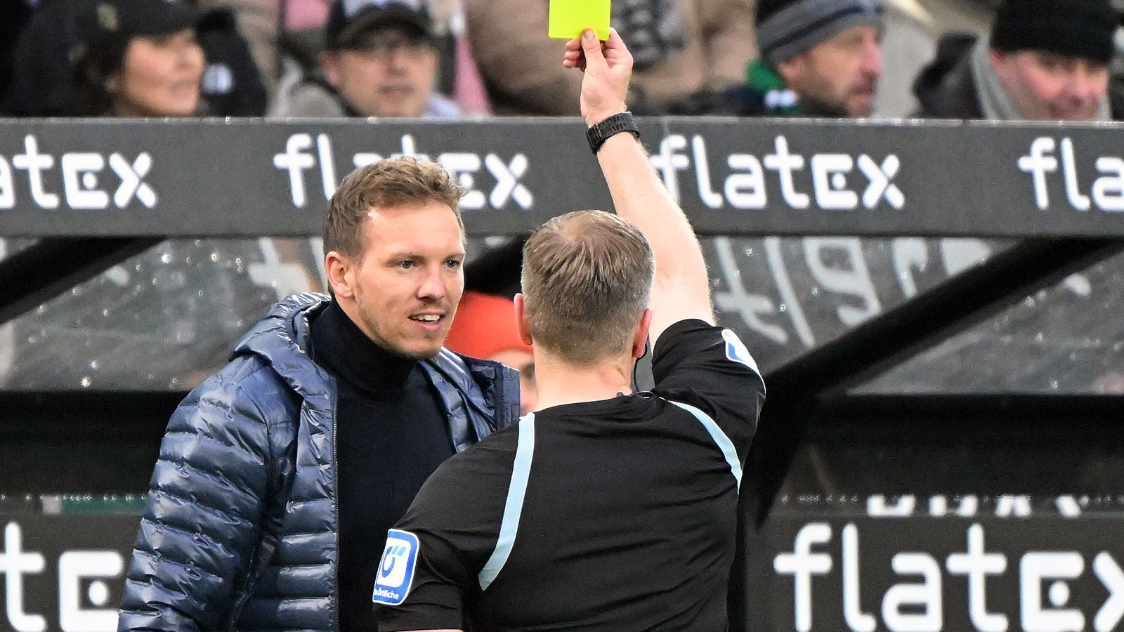 
                <strong>Verbaler Ausraster in Gladbach</strong><br>
                Nach den drei Unentschieden zu Jahresbeginn waren die Bayern kurzzeitig wieder auf Kurs, siegten in Wolfsburg und zuhause gegen Bochum. Doch der nächste Rückschlag ließ nicht lange auf sich warten. Am 21. Spieltag setzte es auswärts eine 2:3-Pleite in Gladbach, gefolgt von einem verbalen Ausraster Nagelsmanns. "Das ist doch ein Witz, will der mich verarschen oder was?", brüllte der Trainer in der Mixed-Zone in Richtung Schiedsrichter: "Mein Gott, mein Gott ey! Ein weichgespültes Pack!" Dafür wurde Nagelsmann vom DFB-Sportgericht mit einer Geldstrafe in Höhe von 50.000 Euro belegt.
              