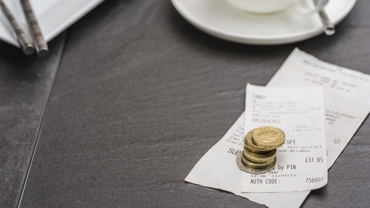 Rechnung oder Scheck mit Trinkgeld, Bistro-Café, UK 392130407