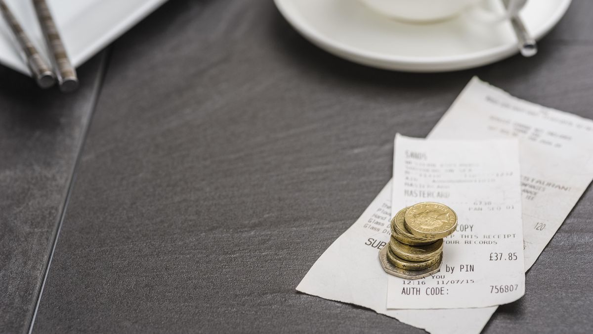 Rechnung oder Scheck mit Trinkgeld, Bistro-Café, UK 392130407