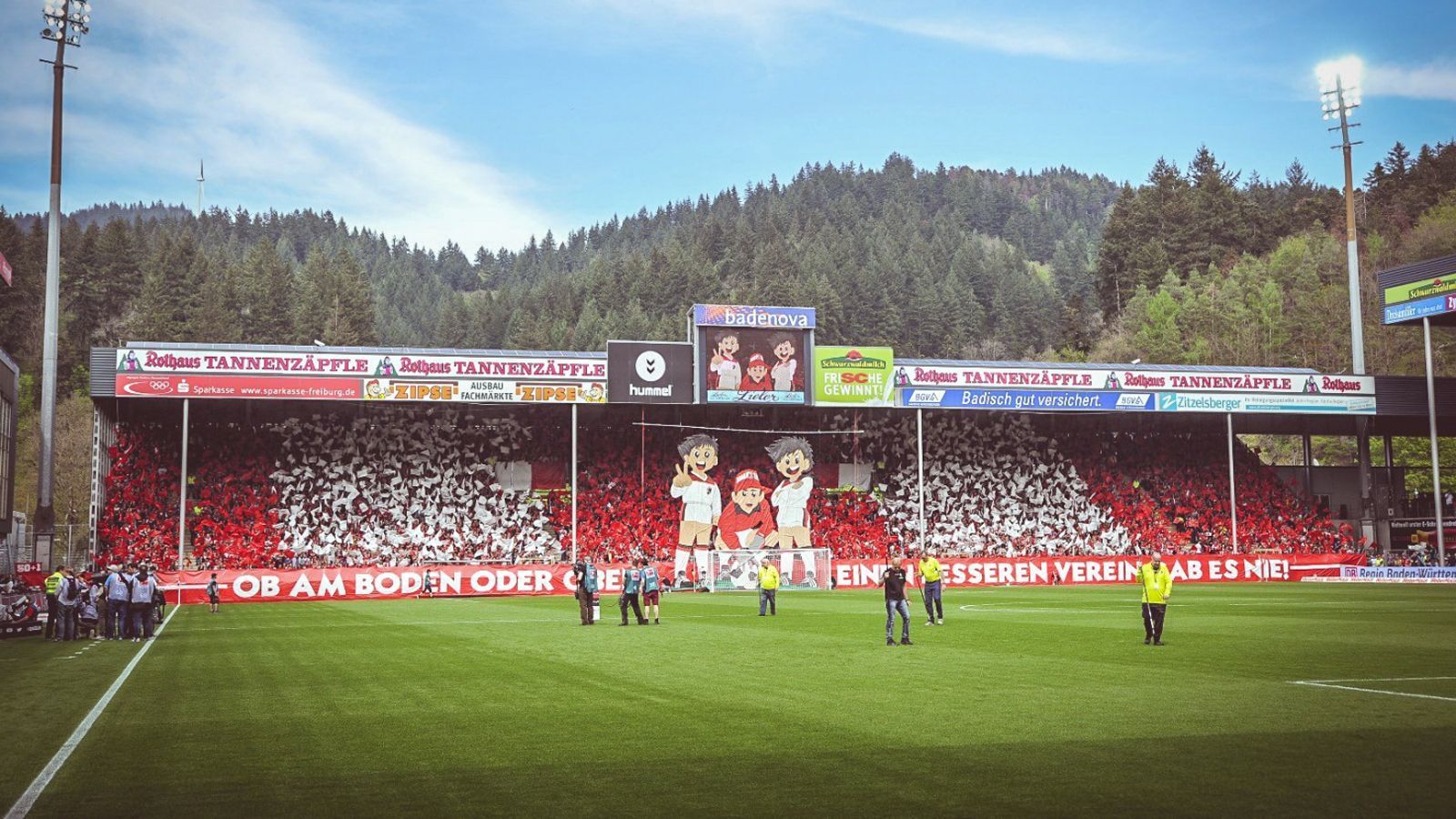 
                <strong>Freiburger zeigen Anime-Choreo</strong><br>
                Die Anhänger des SC Freiburg zeigten beim Heimspiel gegen den BVB im April 2019 eine spektakuläre Choreo. Angelehnt ist die Aktion an die Anime-Serie "Kickers", eine Kindersendung aus den 90er-Jahren. Die Choreo zeigt die drei Hauptfiguren Gregor, Kevin und den Torwart Mario. Auf dem Spruchband dazu ist eine Zeile aus dem Eröffnungssong zu lesen. " Ob am Boden, oder oben, eine bessere Mannschaft gab es nie!" Die Leidenschaft der Freiburger-Fans ist dabei definitiv erkennbar. 
              