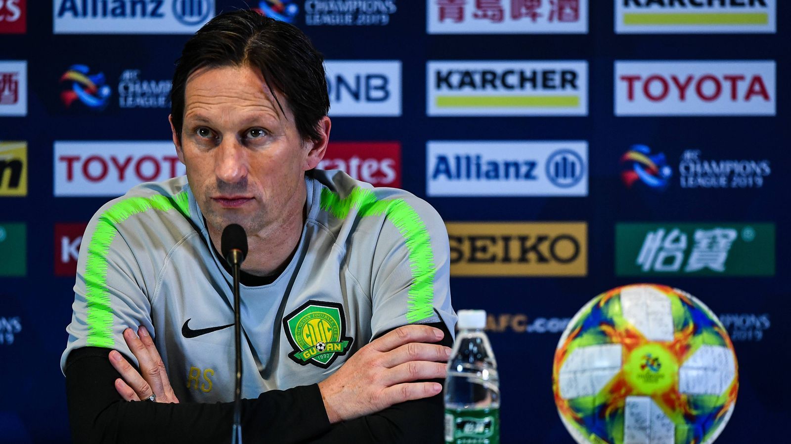 
                <strong>Trainerkandidat Roger Schmidt (Beijing Guoan)</strong><br>
                Der frühere Leverkusen-Coach Roger Schmidt, derzeit in China bei Beijing Guoan auf der Bank, wurde von der "Bild" zunächst ebenfalls als möglicher Schalke-Kandidat gehandelt. Der 52-Jährige winkte jedoch dann auch relativ schnell im selben Medium ab: "Ich habe hier in Peking Vertrag bis Ende des Jahres - und stehe gegenüber Mannschaft und Verein im Wort, den auch zu erfüllen." Schmidts Vertrag beim amtierenden chinesischen Pokalsieger läuft noch bis Ende 2019, soll aber wohl eine Ausstiegsklausel beinhalten. 
              