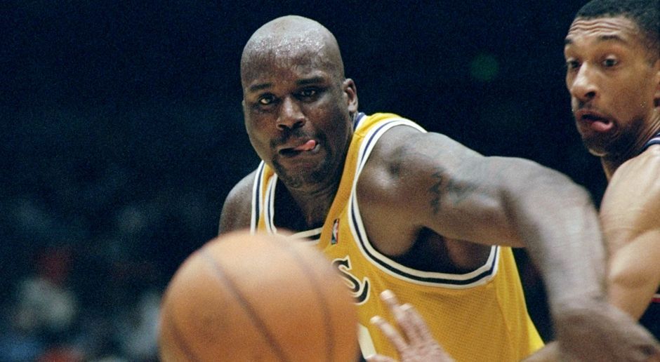 
                <strong>Shaquille O'Neal (Los Angeles Lakers)</strong><br>
                Shaquille O'Neal (Center, Los Angeles Lakers): "Shaq war mit seiner Dominanz und extremen Physis unter dem Korb nicht zu stoppen. Zumindest in seiner absoluten Hochzeit. Und das nicht nur offensiv, sondern auch in der eigenen Defensive. Da stand dieser riesige Typ wie eine Wand. Ich hätte jedenfalls ein gutes Gefühl gehabt, wenn ich mal einen Gegenspieler hätte an mir vorbeiziehen lassen müssen und Shaq hinter mir in der Zone verteidigt und den Korb bewacht hätte." 
              