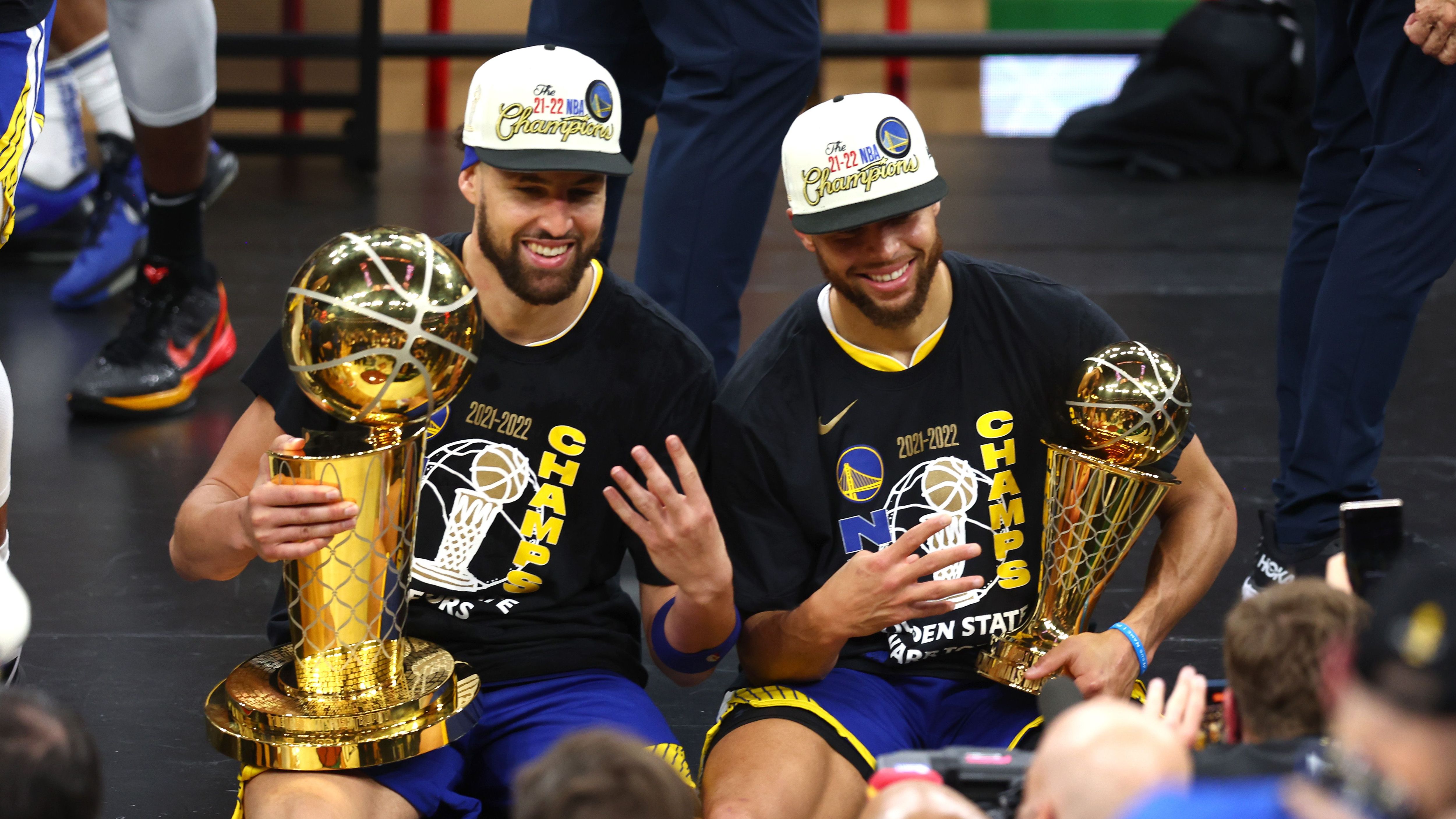 <strong>Stephen Curry (Golden State Warriors) - Finals MVP 2022</strong><br>Serie: Golden State Warriors vs. Boston Celtics (4-2)<br>Finals-Stats: 31,2 Punkte, 6,0 Rebounds, 5,0 Assists und 2,0 Steals in 37,5 Minuten<br>Playoff-Stats: 27,4 Punkte, 5,2 Rebounds, 5,9 Assists und 1,3 Steals in 34,7 Minuten