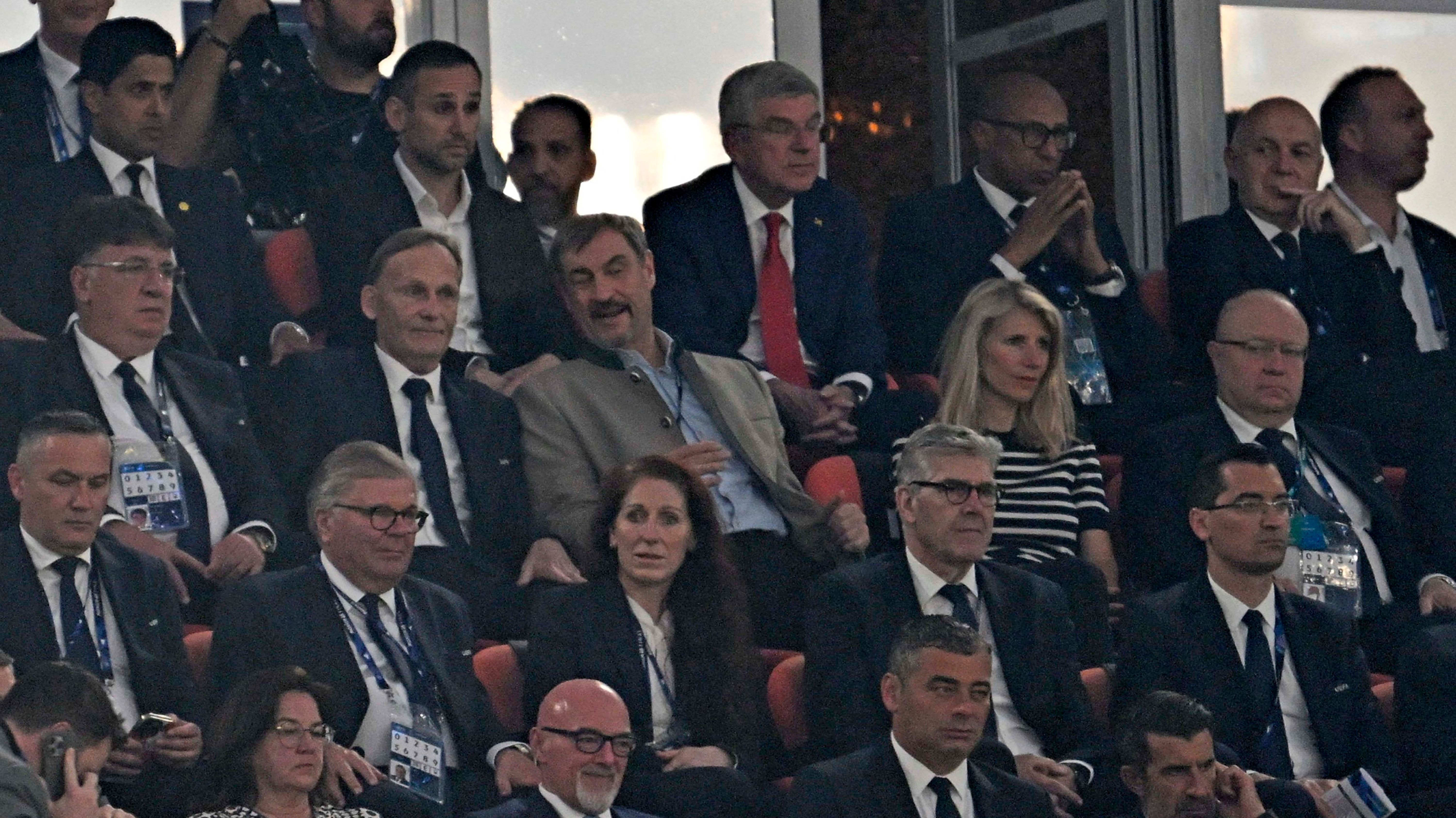 <strong>Hans-Joachim Watzke und Markus Söder</strong><br>Wenn Fußball auf Politik trifft: Hans-Joachim Watzke (2. Reihe von oben, 2.v.l.), Geschäftsführer von Borussia Dortmund, musste sich diesmal ein CL-Finale ohne Beteiligung seiner Schwarz-Gelben anschauen. Und sich womöglich von Bayerns Ministerpräsident Markus Söder (rechts daneben) erklären lassen, warum der Freistaat doch nun wirklich das schönste Bundesland der Welt ist.