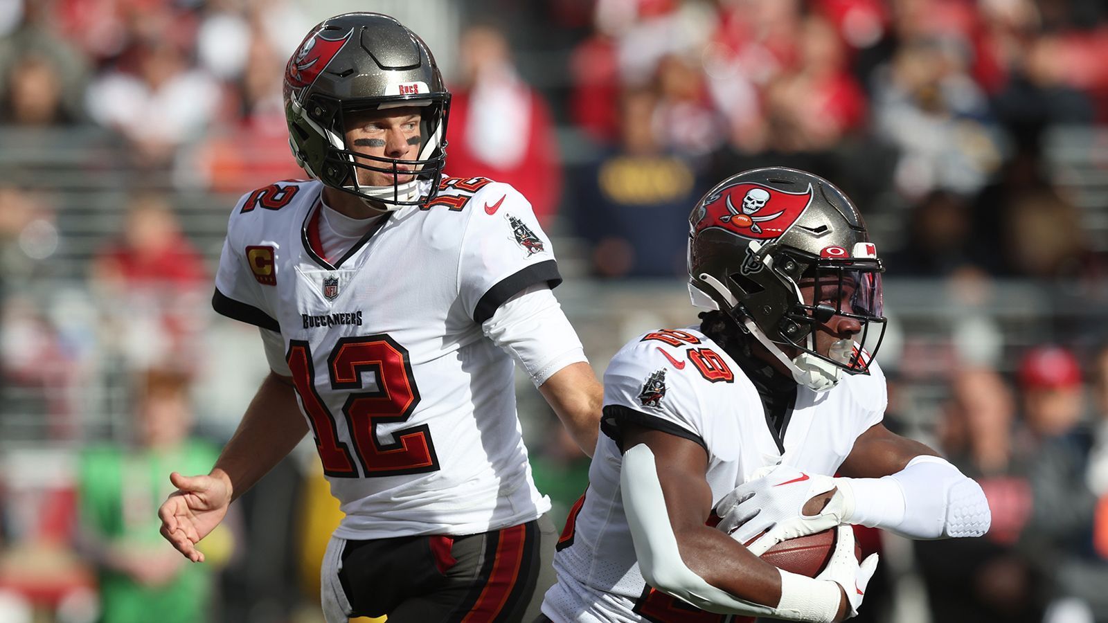 
                <strong>Inneffizientes Laufspiel</strong><br>
                ... denn wirklich große Lücken finden die Running Backs der Bucs nur selten. Das liegt natürlich nicht nur an der Qualität der Offensive Line, auch der schematische Aufbau des Laufspiels und das Tempo der Running Backs sollten hinterfragt werden. Mickrige 3,3 Yards holen Leonard Fournette, Rachaad White und Co. im Schnitt heraus - der niedrigste Wert der Liga. Zudem brachten lediglich 21 Läufe einen Raumgewinn von zehn oder mehr Yards ein, ebenfalls niedrigster Wert der Liga. 
              