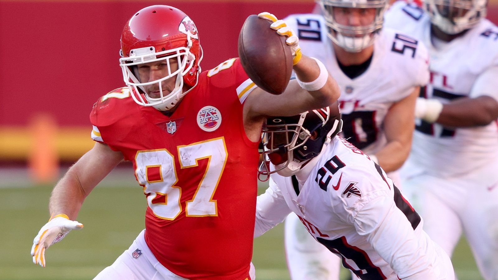 
                <strong>Tight End: Travis Kelce (Kansas City Chiefs)</strong><br>
                Travis Kelces Prädikat im Jahr 2020? Unaufhaltsam! 1.416 Receiving Yards standen für den 31-Jährigen nach 16 Regular-Season-Spielen zu Buche - nie war ein Tight End im Passspiel produktiver. Hinzu kommen mehr als solide Fähigkeiten beim Blocken, Gewinnermentalität und Cleverness. Kelce auf der Position des Tight Ends zu haben, ist ein fast schon unfairer Vorteil.
              