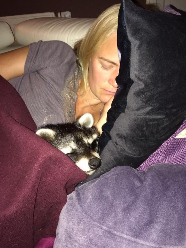 Fertig mit der Welt nach einem bärenstarken Tag: Tobsi schläft im Arm von Pflege-Mama Yvonne Gutsche. 