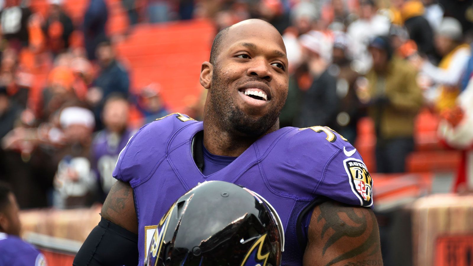 
                <strong>Terrell Suggs</strong><br>
                Jetzt wird's spannend: Terrell Suggs hat den Spitznamen "Hacksaw". Genau genommen wäre es eigentlich Hacksaw Smithers. Mit diesem Alter-Ego nahm er als Journalist an einer Fragerunde mit Cowboys-Quarterback Dak Prescott teil. Auch Suggs' Onkel hatte den Spitznamen Hacksaw, der als Tattoo auf dem Bein des Linebackers verewigt ist.
              