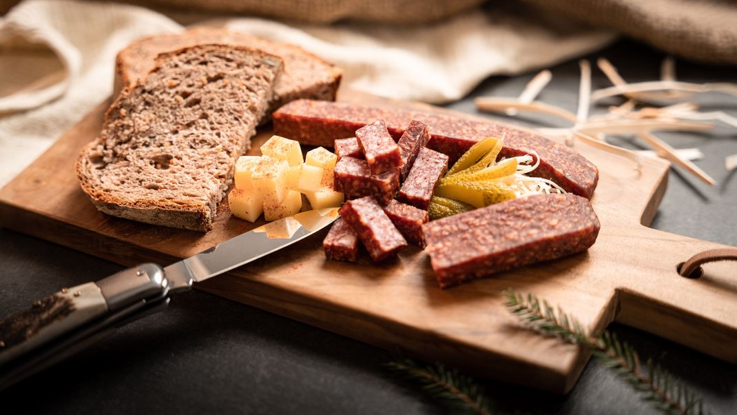 Rewe ruft die "Wilhelm Brandenburg Landjäger" der Firma Mega Fleisch GmbH zurück, da bei einer Charge während Eigenkontrollen Listerien nachgewiesen wurden. (Symbolbild)