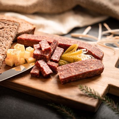 Tiroler Bretteljausn mit Landjäger, Käse, Brot, Kren und Gurke