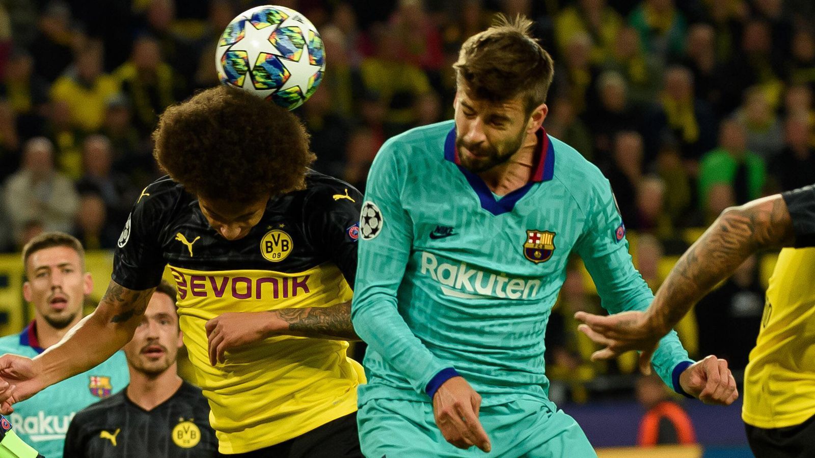 
                <strong>Gerard Pique (FC Barcelona)</strong><br>
                Hält das Abwehrzentrum dicht und bildet mit Langlet in der ersten Halbzeit ein sicheres Innenverteidiger-Duo. Nur Reus verliert er in der 25. aus den Augen und hat Glück, dass ter Stegen zur Stelle ist. In der zweiten Halbzeit holt er sich eine frühe Gelbe Karte gegen Hakimi ab und muss sich gegen den zunehmenden Druck des BVB stemmen. Bei offensiven Standards immer eine Gefahr. ran-Note: 3
              