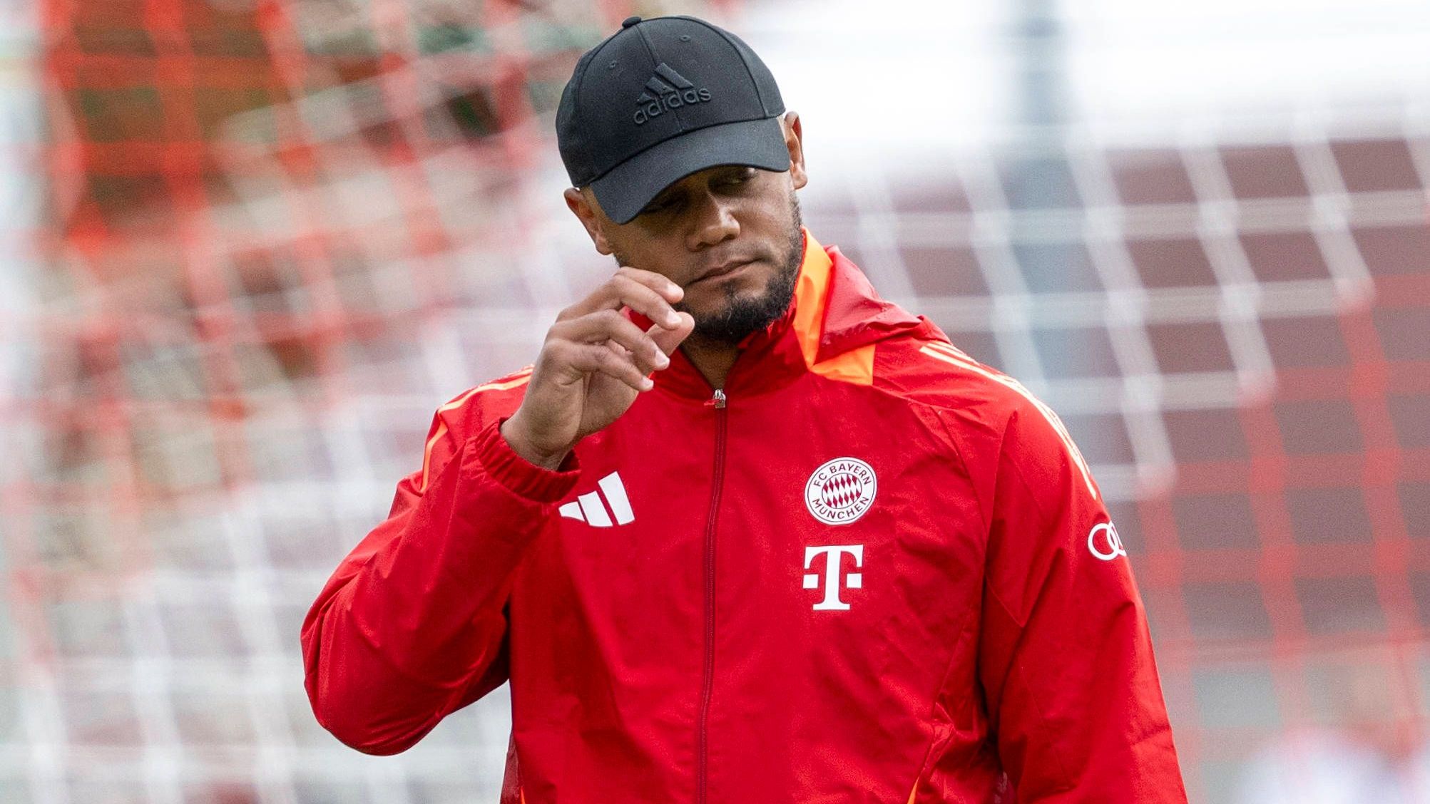 <strong>Das Trainerteam von Vincent Kompany</strong><br>Der FC Bayern hat die Vorbereitung zur Saison 2024/25 aufgenommen - und alle Augen blicken gespannt auf den neuen Trainer Vincent Kompany. <strong><em>ran</em></strong> stellt euch das Trainerteam des Belgiers vor, welches dieser mit nach München genommen hat.