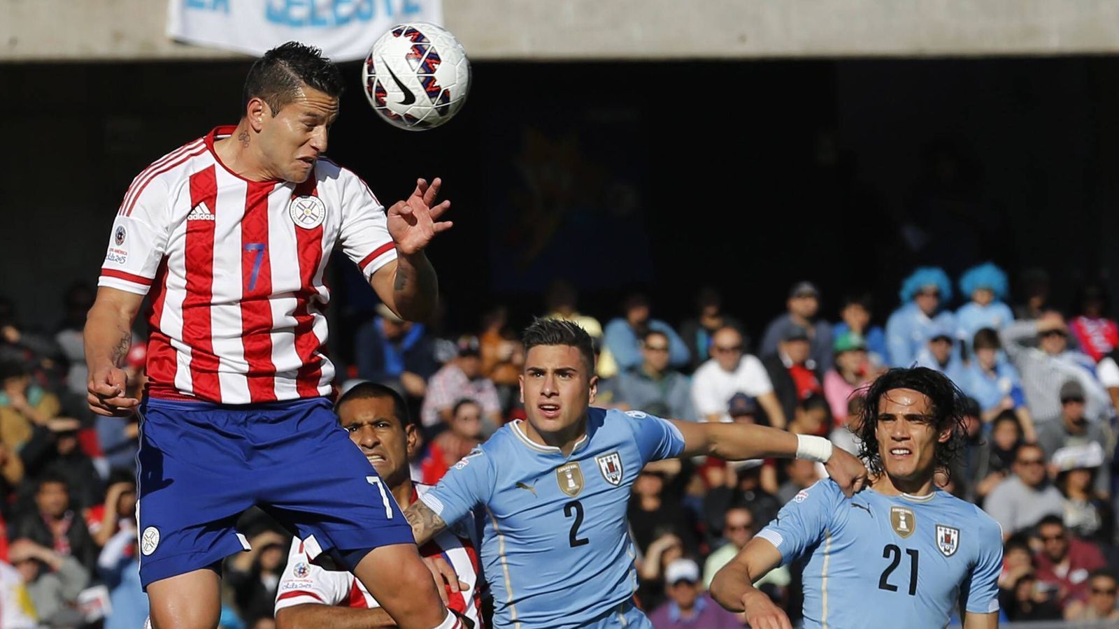 
                <strong>Raul Bobadilla (Paraguay)</strong><br>
                Raul Bobadilla - Argentinien: Wenn man in Buenos Aires geboren wird, träumt man als Junge mit Sicherheit von einer Karriere in der Nationalmannschaft. Für den früheren Stürmer von Mönchengladbach und Augsburg hat sich dieser Traum nicht erfüllt und so spielt er nun für Paraguay, dem Nachbarland Argentiniens, aus dem seine Großeltern stammen.
              